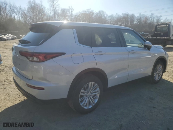 2024 Mitsubishi Outlander ES with VIN JA4J4UA8XRZ084173, listed as a Copart auction lot 83093394 with 772 mi miles and Salvage Title. Bid and sale history available at carsss.com. Image 3.
