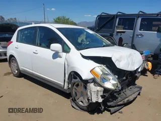 2010 Nissan Versa S z VIN 3N1BC1CP3AL413259, wystawiony jako IAAI lot #42234116 z przebiegiem 152 833 mil mil oraz . Historia ofert i sprzedaży dostępna na DreamBid. Obrazek 1.