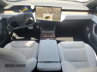 2022 Tesla Model S z VIN 5YJSA1E53NF491494, wystawiony jako Copart lot #56483015 z przebiegiem 31 507 mil mil oraz Szkoda całkowita • Salvage title. Historia ofert i sprzedaży dostępna na DreamBid. Obrazek 8.