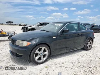 2011 BMW 1 Series 128i z VIN WBAUP7C5XBVM54479, wystawiony jako Copart lot #66010505 z przebiegiem 133 535 mil mil oraz Czysty tytuł • Clean title. Historia ofert i sprzedaży dostępna na DreamBid. Obrazek 1.