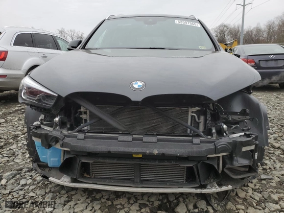 2022 BMW X1 xDrive28i with VIN WBXJG9C02N5V02098, listed as a Copart auction lot 43597365 with 33,590 mi miles and Salvage Title. Bid and sale history available at carsss.com. Image 5.