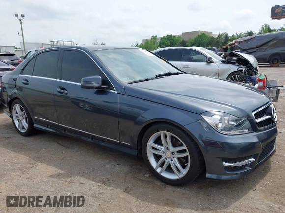 2013 Mercedes-Benz C 250 Sport z VIN WDDGF4HB5DA781713, wystawiony jako IAAI lot #42109186 z przebiegiem 142 167 mil mil oraz . Historia ofert i sprzedaży dostępna na DreamBid. Obrazek 13.