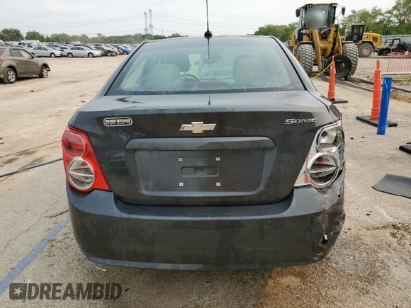 2016 Chevrolet Sonic LS z VIN 1G1JA5SH1G4103182, wystawiony jako Copart lot #59205495 z przebiegiem 107 537 mil mil oraz Szkoda całkowita • Salvage title. Historia ofert i sprzedaży dostępna na DreamBid. Obrazek 6.