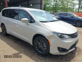 2020 Chrysler Pacifica Launch Edition z VIN 2C4RC3BG6LR288952, wystawiony jako IAAI lot #42122770 z przebiegiem 32 942 mil mil oraz . Historia ofert i sprzedaży dostępna na DreamBid. Obrazek 6.