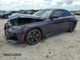 2023 BMW 2 Series M240i z VIN 3MW43CM03P8C86556, wystawiony jako Copart lot #61432385 z przebiegiem Nie podano mil oraz Nie do naprawy • Non repairable. Historia ofert i sprzedaży dostępna na DreamBid. Obrazek 1.