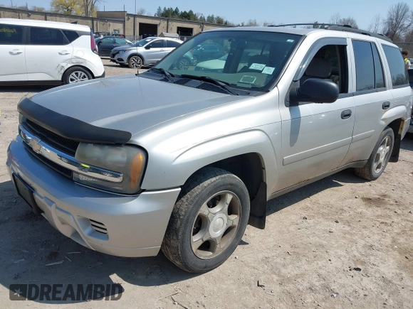 2007 Chevrolet TrailBlazer LS with VIN 1GNDT13S272211105, listed as a IAAI auction lot 42106818 with 200,104 mi miles. Bid and sale history available at carsss.com. Image 2.