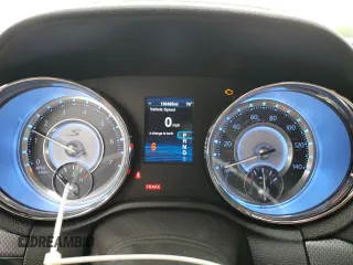 2014 Chrysler 300 S z VIN 2C3CCAGG1EH297607, wystawiony jako Copart lot #56889285 z przebiegiem 136 485 mil mil oraz Szkoda całkowita • Salvage title. Historia ofert i sprzedaży dostępna na DreamBid. Obrazek 9.