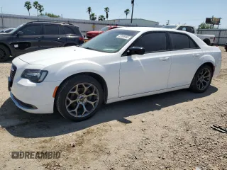2018 Chrysler 300 Touring z VIN 2C3CCAAG4JH302012, wystawiony jako Copart lot #52806985 z przebiegiem 73 335 mil mil oraz Szkoda całkowita • Salvage title. Historia ofert i sprzedaży dostępna na DreamBid. Obrazek 1.