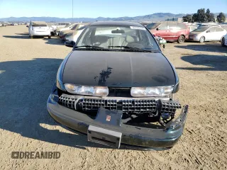 1996 Saturn SL z VIN 1G8ZK527XTZ335205, wystawiony jako Copart lot #42230735 z przebiegiem 82 344 mil mil oraz Szkoda całkowita • Salvage title. Historia ofert i sprzedaży dostępna na DreamBid. Obrazek 5.