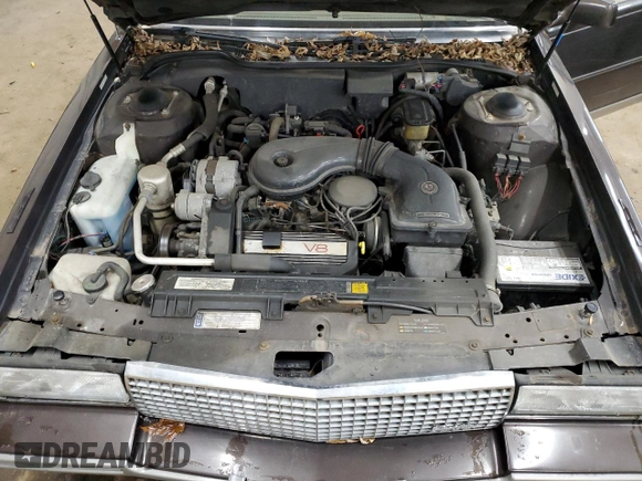 1988 Cadillac Fleetwood z VIN 1G6CB5152J4260475, wystawiony jako Copart lot #81801344 z przebiegiem 132 804 mil mil oraz Czysty tytuł • Clean title. Historia ofert i sprzedaży dostępna na DreamBid. Obrazek 11.