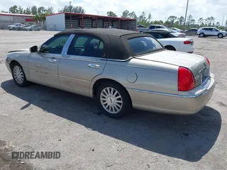 2004 Lincoln Town Car Signature z VIN 1LNHM81W24Y657023, wystawiony jako IAAI lot #41968973 z przebiegiem 112 308 mil mil oraz . Historia ofert i sprzedaży dostępna na DreamBid. Obrazek 3.