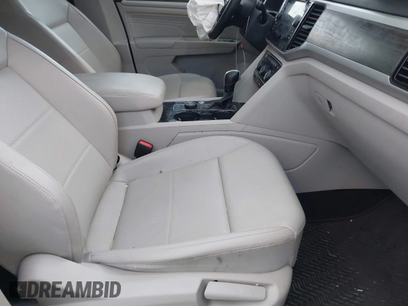 2022 Volkswagen Atlas SE z VIN 1V2KR2CA1NC555087, wystawiony jako IAAI lot #40921013 z przebiegiem 62 834 mil mil oraz . Historia ofert i sprzedaży dostępna na DreamBid. Obrazek 5.