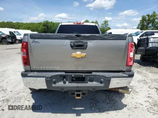 2013 Chevrolet Silverado 3500HD LTZ z VIN 1GC4K1C85DF245818, wystawiony jako Copart lot #56133955 z przebiegiem 288 943 mil mil oraz Tytuł czysty. Historia ofert i sprzedaży dostępna na DreamBid. Obrazek 6.