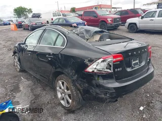 2016 Volvo S60 T5 Premier z VIN YV1612TK3G2411949, wystawiony jako IAAI lot #42353357 z przebiegiem 152 937 mil mil oraz . Historia ofert i sprzedaży dostępna na DreamBid. Obrazek 13.