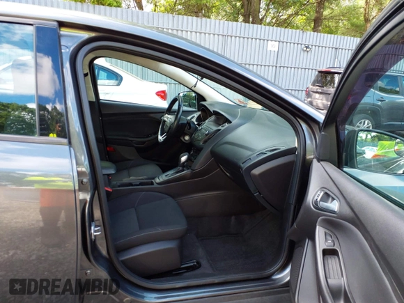 2018 Ford Focus SE z VIN 1FADP3FE0JL284107, wystawiony jako IAAI lot #42815845 z przebiegiem 110 155 mil mil oraz . Historia ofert i sprzedaży dostępna na DreamBid. Obrazek 5.