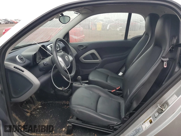 2015 Smart fortwo Passion z VIN WMEEJ3BA3FK791701, wystawiony jako Copart lot #86552704 z przebiegiem 27 313 mil mil oraz Szkoda całkowita • Salvage title. Historia ofert i sprzedaży dostępna na DreamBid. Obrazek 7.