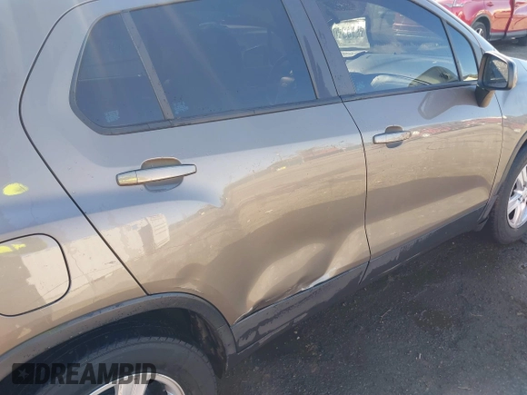 2021 Chevrolet Trax LS with VIN KL7CJKSB7MB306172, listed as a IAAI auction lot 41663054 with 108,241 mi miles. Bid and sale history available at carsss.com. Image 6.