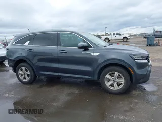2021 Kia Sorento LX z VIN 5XYRGDLC7MG043279, wystawiony jako IAAI lot #41814356 z przebiegiem 97 094 mil mil oraz . Historia ofert i sprzedaży dostępna na DreamBid. Obrazek 13.
