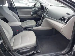 2017 Hyundai Elantra SE z VIN KMHD74LF9HU090298, wystawiony jako IAAI lot #42102240 z przebiegiem 141 606 mil mil oraz . Historia ofert i sprzedaży dostępna na DreamBid. Obrazek 5.