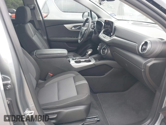 2025 Chevrolet Blazer LT z VIN 3GNKBCR41SS128955, wystawiony jako IAAI lot #42532778 z przebiegiem 9 743 mil mil oraz . Historia ofert i sprzedaży dostępna na DreamBid. Obrazek 5.