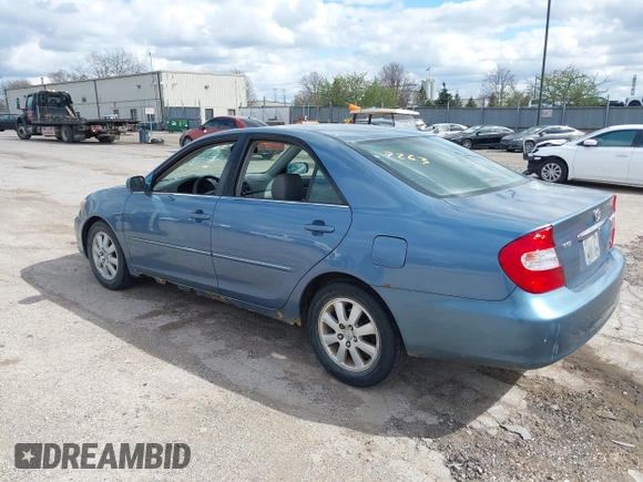 2002 Toyota Camry XLE z VIN 4T1BF32K12U522103, wystawiony jako IAAI lot #42047263 z przebiegiem 293 503 mil mil oraz . Historia ofert i sprzedaży dostępna na DreamBid. Obrazek 3.