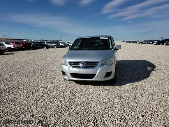 2010 Volkswagen Routan SE with VIN 2V4RW3D18AR202351, listed as a Copart auction lot 77172724 with 166,999 mi miles and Clean Title. Bid and sale history available at carsss.com. Image 12.