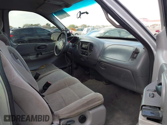2001 Ford F-150 XL z VIN 1FTRX17W61NA73638, wystawiony jako IAAI lot #41543338 z przebiegiem Nie podano mil oraz . Historia ofert i sprzedaży dostępna na DreamBid. Obrazek 5.