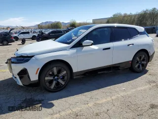 2025 BMW iX xDrive50 z VIN WB523CF03SCS11280, wystawiony jako Copart lot #45931445 z przebiegiem 9137 mil mil oraz Szkody całkowita. Historia ofert i sprzedaży dostępna na DreamBid. Obrazek 1.