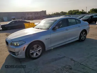 2013 BMW 5 Series 528i xDrive z VIN WBAXH5C53DDW15228, wystawiony jako Copart lot #59057115 z przebiegiem 238 230 mil mil oraz Czysty tytuł • Clean title. Historia ofert i sprzedaży dostępna na DreamBid. Obrazek 1.