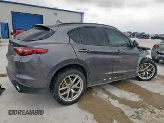 2018 Alfa Romeo Stelvio Sport z VIN ZASFAKPN4J7B72214, wystawiony jako Copart lot #56474125 z przebiegiem 135 689 mil mil oraz Szkody całkowita. Historia ofert i sprzedaży dostępna na DreamBid. Obrazek 3.