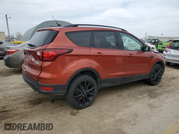 2019 Ford Escape SE z VIN 1FMCU9GD0KUB59820, wystawiony jako Copart lot #49674525 z przebiegiem 69 828 mil mil oraz Szkody całkowita. Historia ofert i sprzedaży dostępna na DreamBid. Obrazek 3.