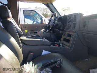 2006 Chevrolet Silverado 2500HD LT1 with VIN 1GCHK23D76F211225, listed as a IAAI auction lot 41454948 with 203,000 mi miles. Bid and sale history available at carsss.com. Image 5.