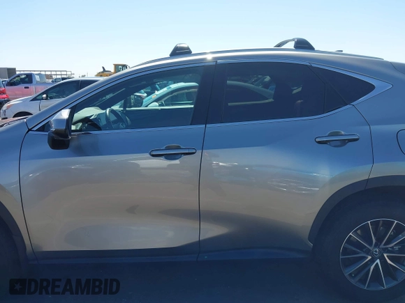 2024 Lexus NX 350 Premium z VIN 2T2GGCEZ3RC049310, wystawiony jako IAAI lot #42551581 z przebiegiem 12 938 mil mil oraz . Historia ofert i sprzedaży dostępna na DreamBid. Obrazek 14.