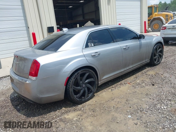 2015 Chrysler 300 Limited z VIN 2C3CCAAG0FH785988, wystawiony jako IAAI lot #42501629 z przebiegiem 176 537 mil mil oraz . Historia ofert i sprzedaży dostępna na DreamBid. Obrazek 4.