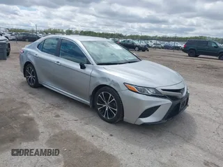 2020 Toyota Camry SE z VIN 4T1G11AK4LU896765, wystawiony jako IAAI lot #42076058 z przebiegiem 68 983 mil mil oraz . Historia ofert i sprzedaży dostępna na DreamBid. Obrazek 1.