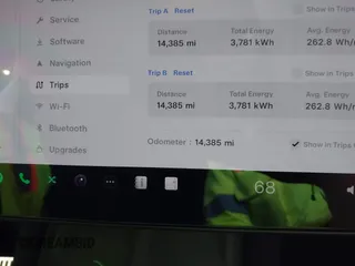 2024 Tesla Model Y Long Range z VIN 7SAYGDEE2RA233855, wystawiony jako IAAI lot #42148956 z przebiegiem 14 385 mil mil oraz . Historia ofert i sprzedaży dostępna na DreamBid. Obrazek 14.
