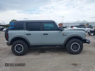 2022 Ford Bronco z VIN 1FMEE5DP3NLB31811, wystawiony jako IAAI lot #42303650 z przebiegiem 43 636 mil mil oraz . Historia ofert i sprzedaży dostępna na DreamBid. Obrazek 13.