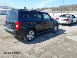 2010 Jeep Patriot Sport z VIN 1J4NF2GB1AD593170, wystawiony jako IAAI lot #41908056 z przebiegiem 104 255 mil mil oraz . Historia ofert i sprzedaży dostępna na DreamBid. Obrazek 4.