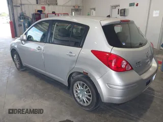 2008 Nissan Versa S z VIN 3N1BC13E68L395932, wystawiony jako IAAI lot #42333560 z przebiegiem 231 010 mil mil oraz . Historia ofert i sprzedaży dostępna na DreamBid. Obrazek 3.