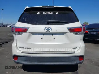 2015 Toyota Highlander XLE z VIN 5TDKKRFH8FS097572, wystawiony jako IAAI lot #42225373 z przebiegiem 115 490 mil mil oraz . Historia ofert i sprzedaży dostępna na DreamBid. Obrazek 17.
