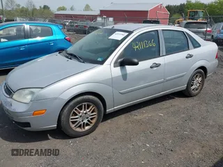 2007 Ford Focus S z VIN 1FAFP34N67W338545, wystawiony jako IAAI lot #42111366 z przebiegiem 370 000 mil mil oraz . Historia ofert i sprzedaży dostępna na DreamBid. Obrazek 2.