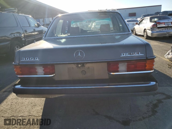 1981 Mercedes-Benz 300 D z VIN WDBAB30A6BB226915, wystawiony jako Copart lot #87743925 z przebiegiem 241 960 mil mil oraz Szkoda całkowita • Salvage title. Historia ofert i sprzedaży dostępna na DreamBid. Obrazek 6.