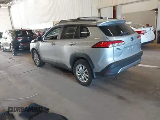2024 Toyota Corolla Cross LE z VIN 7MUCAABG8RV079508, wystawiony jako IAAI lot #42046345 z przebiegiem 18 873 mil mil oraz . Historia ofert i sprzedaży dostępna na DreamBid. Obrazek 3.