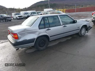 1992 Volvo 900 GLS z VIN YV1JS8839N3093757, wystawiony jako IAAI lot #41888645 z przebiegiem 105 820 mil mil oraz . Historia ofert i sprzedaży dostępna na DreamBid. Obrazek 4.