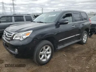2013 Lexus GX 460 z VIN JTJBM7FX5D5059285, wystawiony jako Copart lot #52699125 z przebiegiem 102 884 mil mil oraz Szkoda całkowita • Salvage title. Historia ofert i sprzedaży dostępna na DreamBid. Obrazek 1.