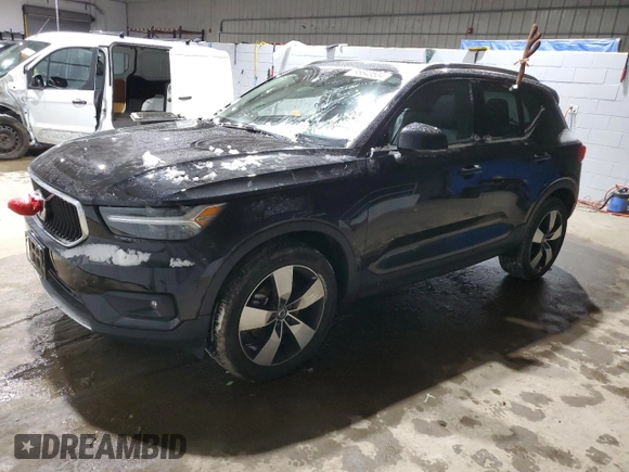 2021 Volvo XC40 Momentum z VIN YV4162UK2M2562967, wystawiony jako Copart lot #85643554 z przebiegiem 25 497 mil mil oraz Szkoda całkowita • Salvage title. Historia ofert i sprzedaży dostępna na DreamBid. Obrazek 1.