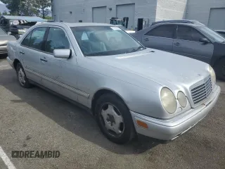1998 Mercedes-Benz E with VIN WDBJF70F6WA643471, listed as a Copart auction lot 77189934 with 251,579 mi miles and Clean Title. Bid and sale history available at DreamBid. Image 4.