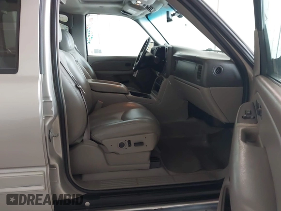 2005 Chevrolet Suburban Z71 z VIN 3GNFK16Z25G201120, wystawiony jako IAAI lot #42402550 z przebiegiem 214 095 mil mil oraz . Historia ofert i sprzedaży dostępna na DreamBid. Obrazek 5.