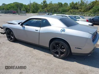 2017 Dodge Challenger R/T Plus z VIN 2C3CDZBT4HH548723, wystawiony jako IAAI lot #42108999 z przebiegiem 80 881 mil mil oraz . Historia ofert i sprzedaży dostępna na DreamBid. Obrazek 3.