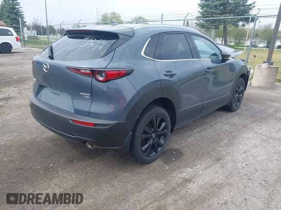 2024 Mazda CX-30 Premium z VIN 3MVDMBDY7RM613744, wystawiony jako IAAI lot #42127815 z przebiegiem 8 889 mil mil oraz . Historia ofert i sprzedaży dostępna na DreamBid. Obrazek 4.